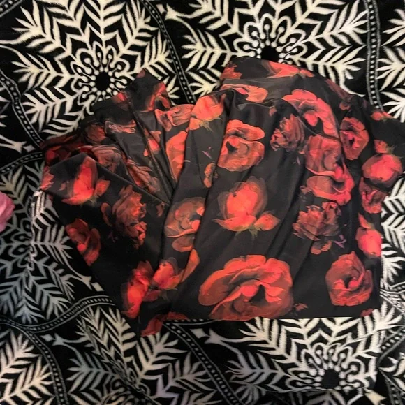 Victoria’s Sport Rose Workout Leggings - Picture 2 of 3